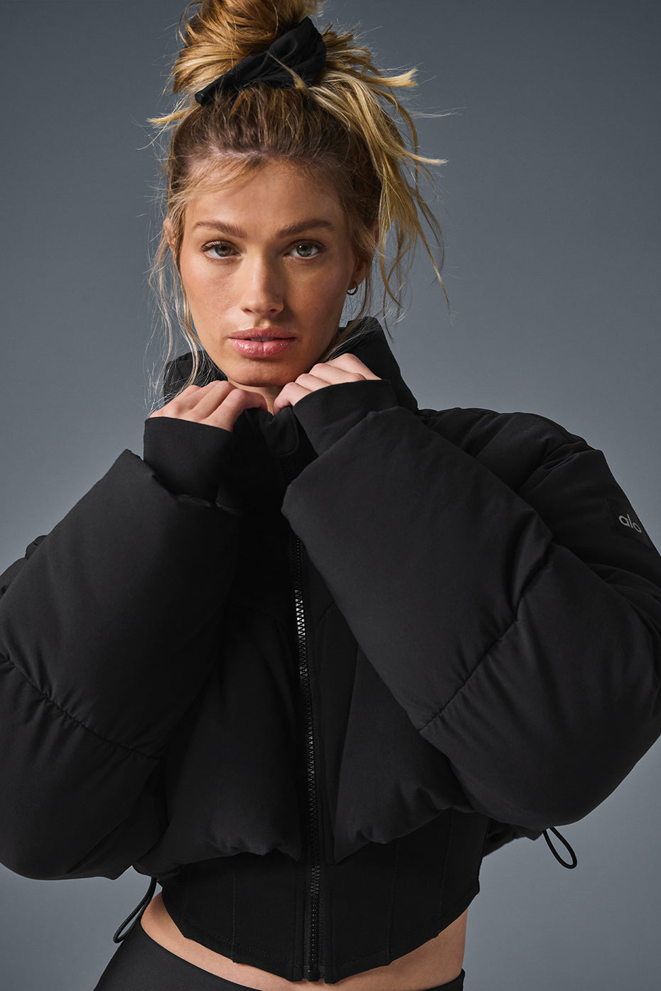 Alo Yoga Main Act Corset Puffer - Black - imagen 4