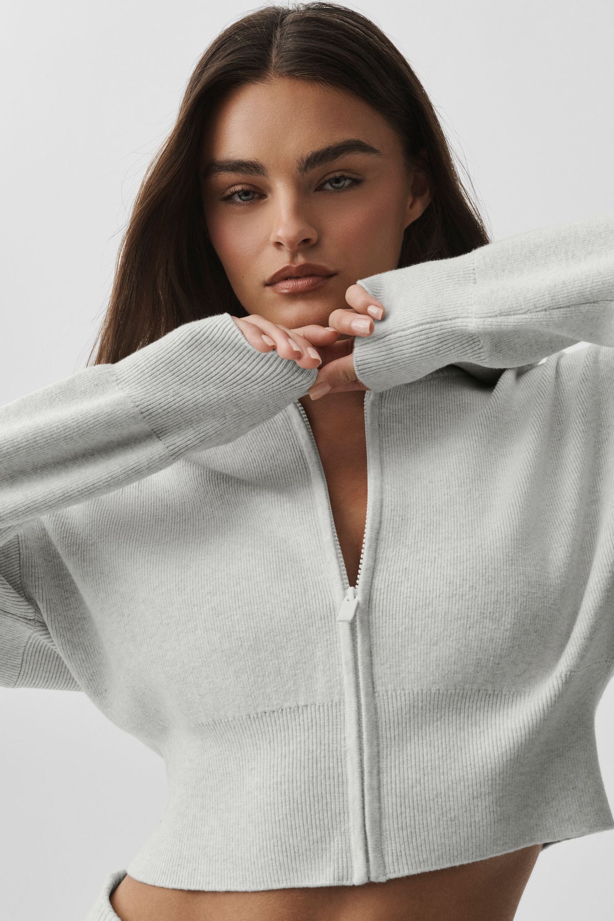 Alo Yoga Scholar Knit Cropped Full Zip Jacket - White Heather - imagen 5