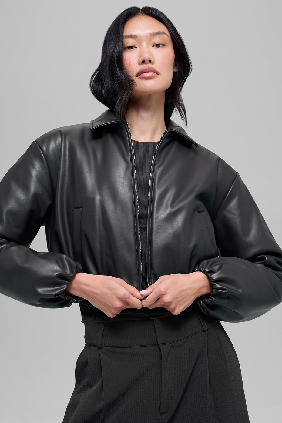 Alo Yoga Faux Leather Cropped Premier Bomber - Black - imagen 1