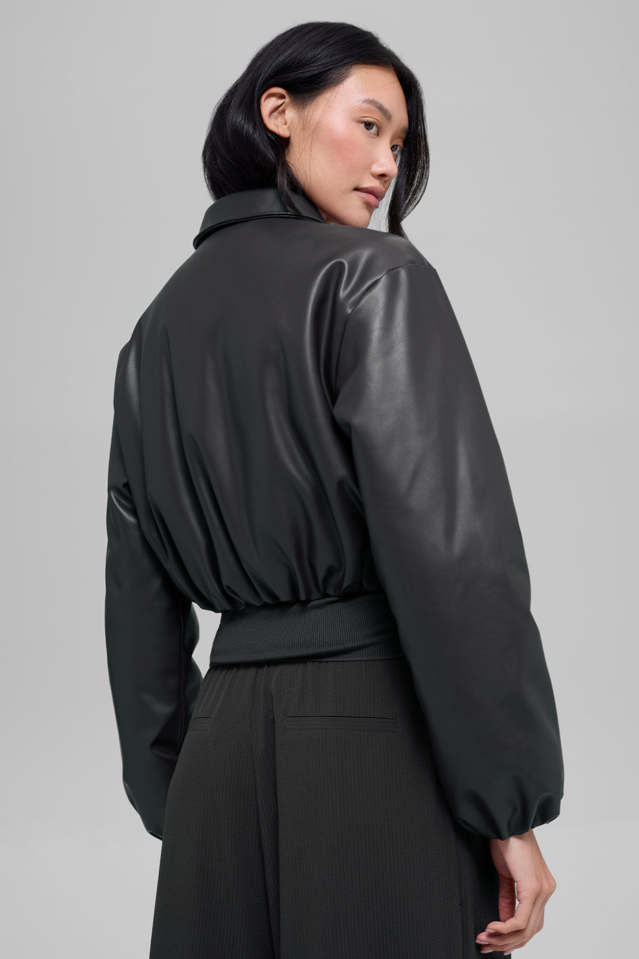 Alo Yoga Faux Leather Cropped Premier Bomber - Black - imagen 3