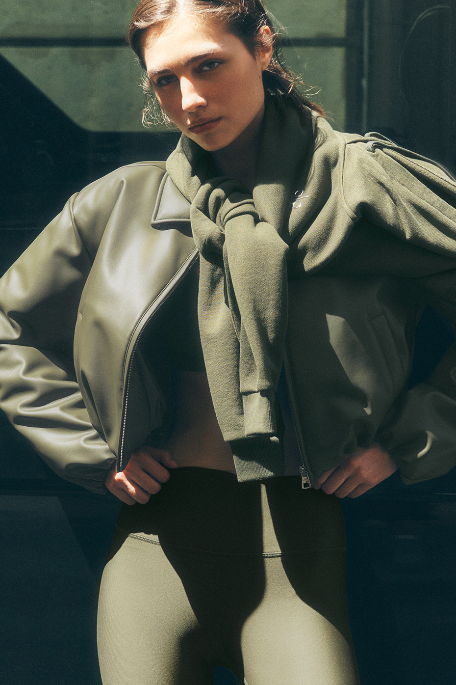 Alo Yoga Faux Leather Cropped Premier Bomber - Green Olive - imagen 1