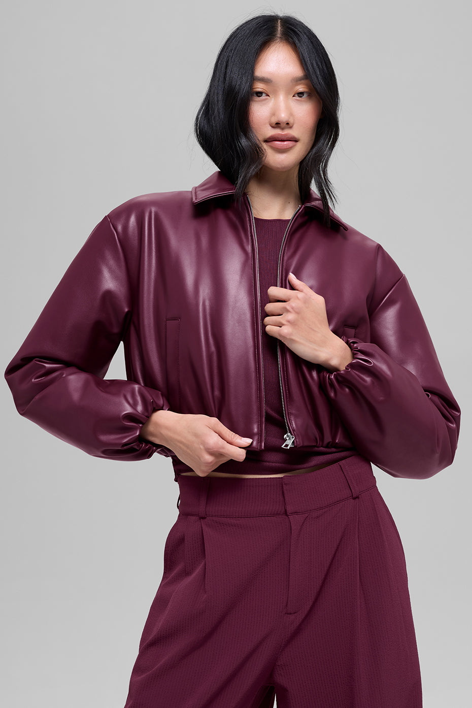 Alo Yoga Faux Leather Cropped Premier Bomber - Burgundy - imagen 4