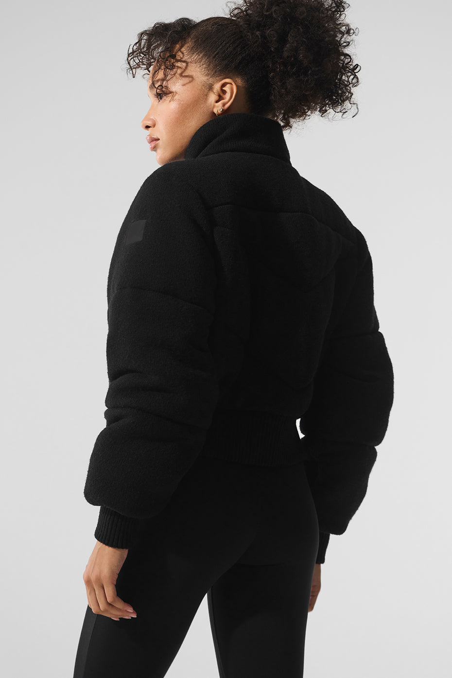 Alo Yoga Darling Sweater Puffer - Black - imagen 3