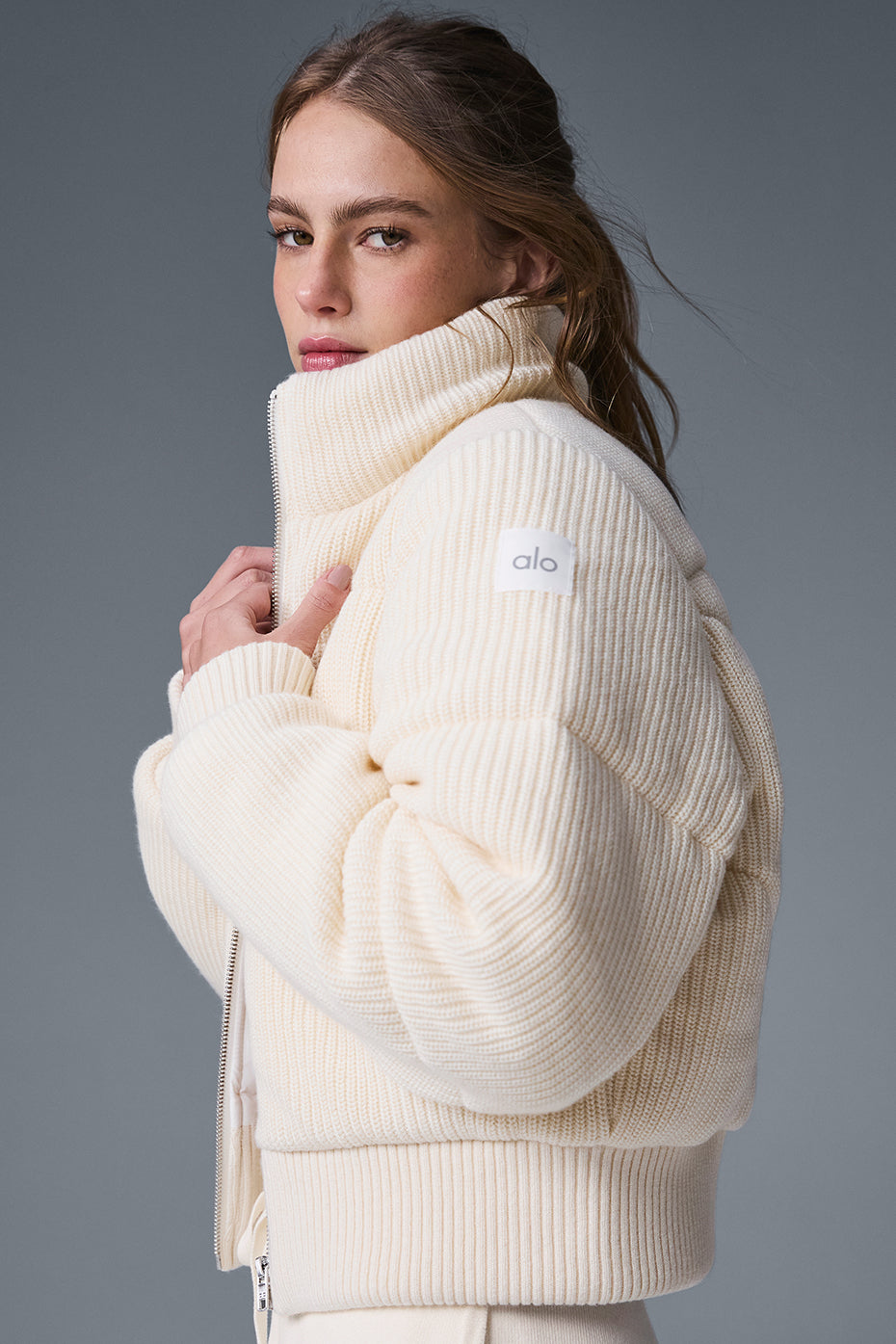 Alo Yoga Darling Sweater Puffer - Ivory - imagen 4