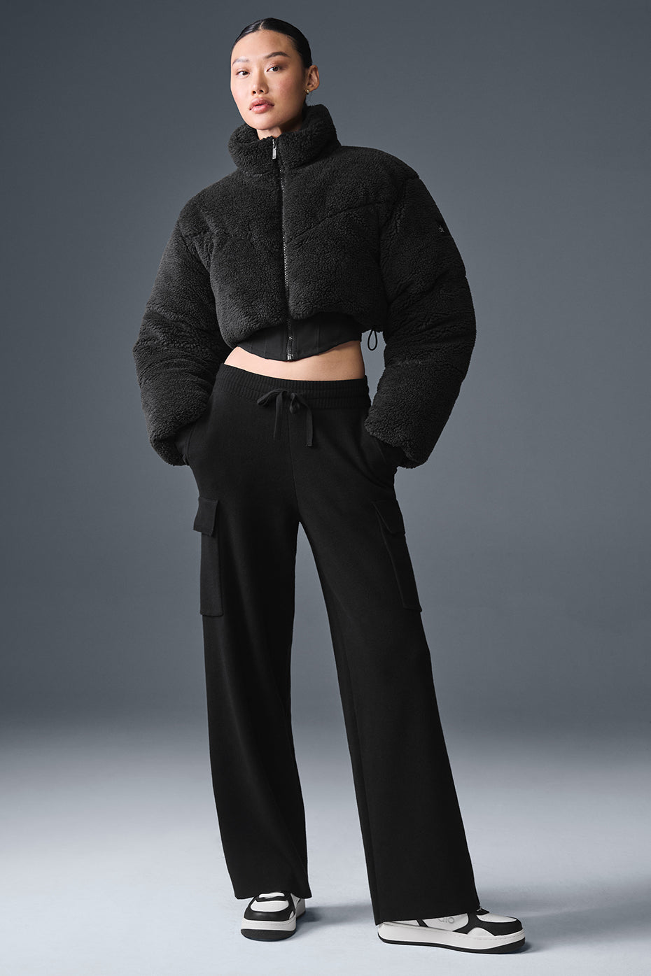 Alo Yoga Sherpa Main Act Corset Puffer - Black - imagen 4