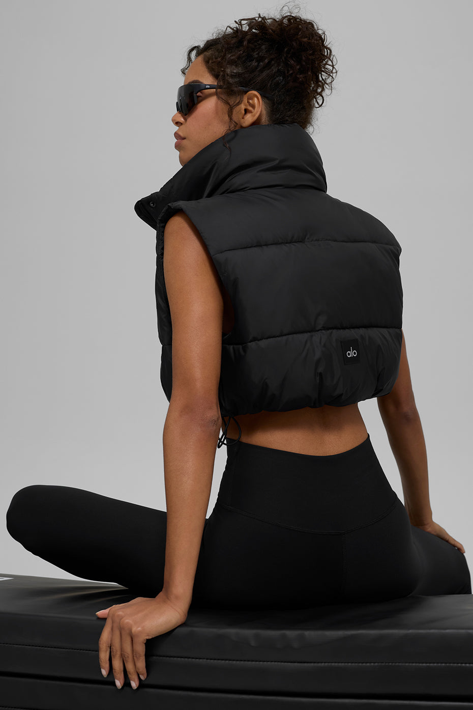 Alo Yoga Cropped Gold Rush Puffer Vest - Black - imagen 3