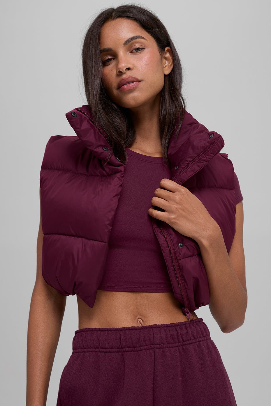 Alo Yoga Cropped Gold Rush Puffer Vest - Burgundy - imagen 3