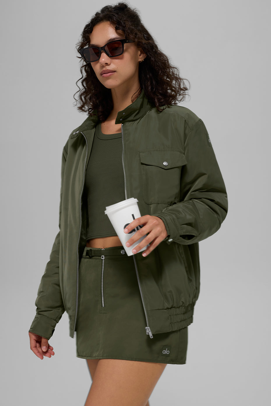 Alo Yoga Work It Bomber - Green Olive - imagen 6
