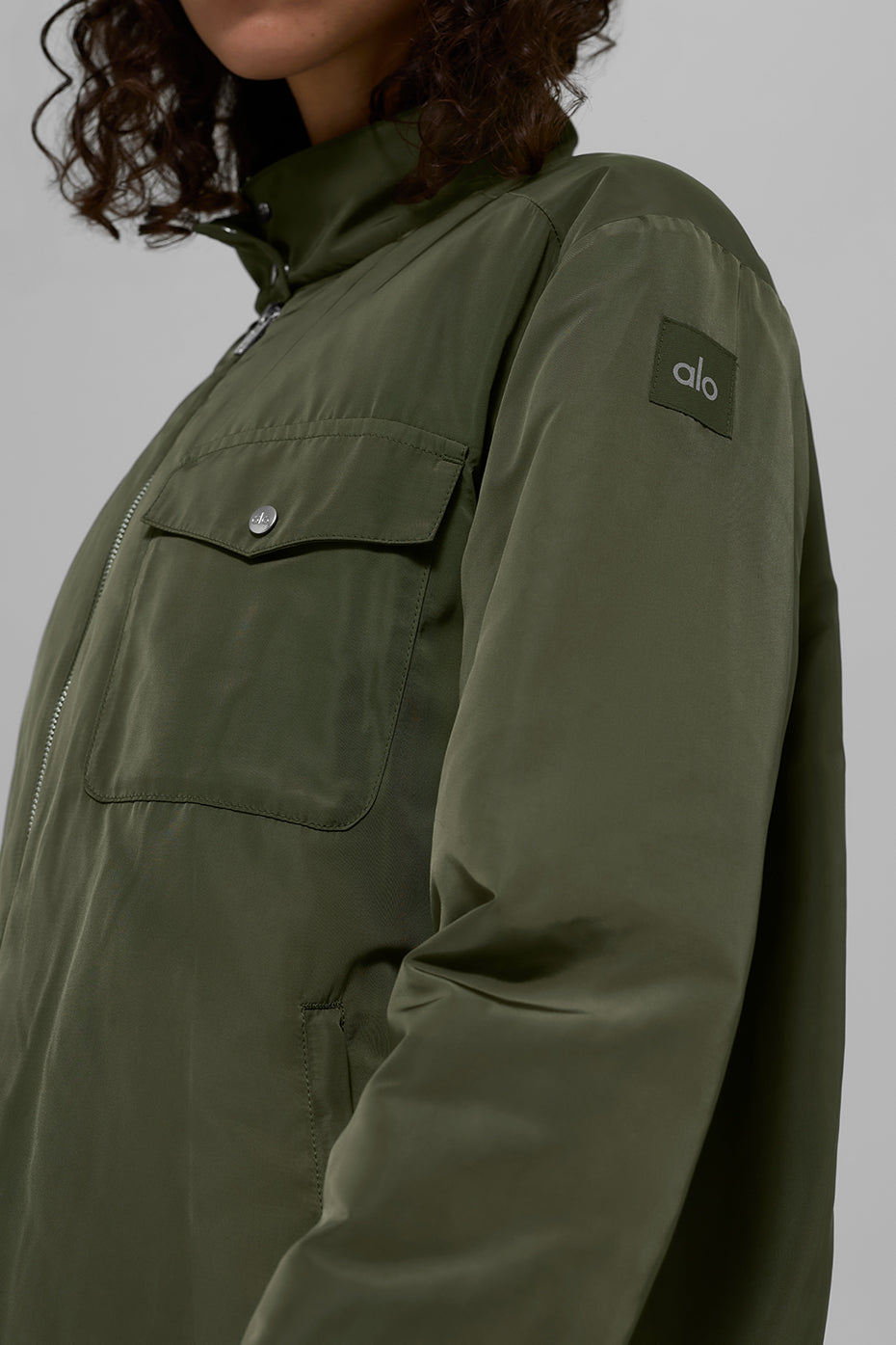 Alo Yoga Work It Bomber - Green Olive - imagen 5
