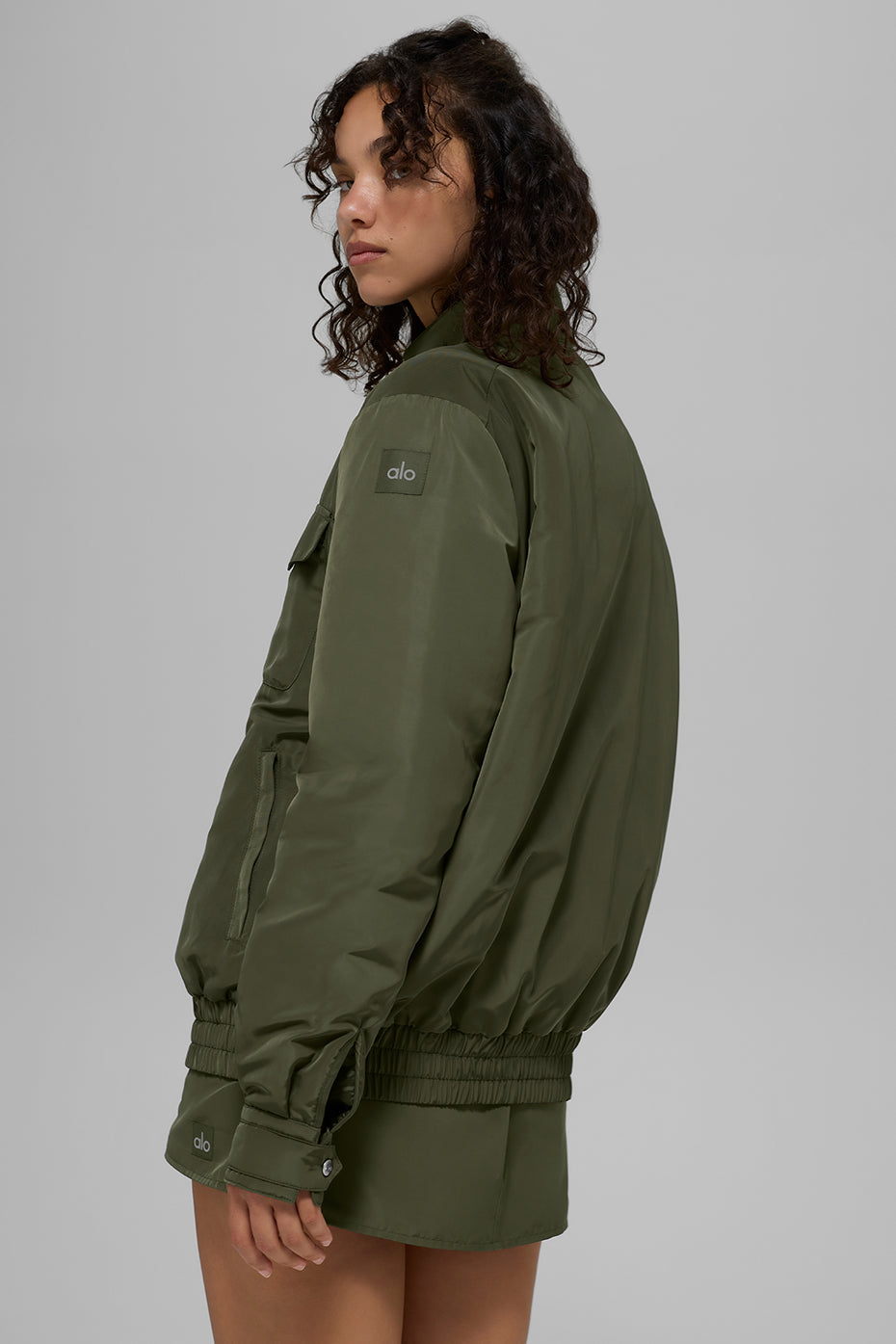 Alo Yoga Work It Bomber - Green Olive - imagen 3