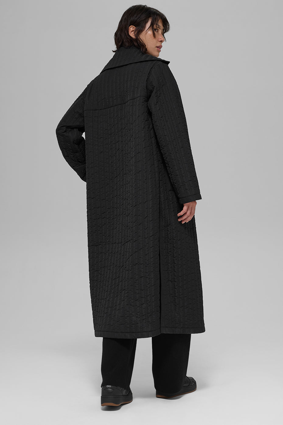 Alo Yoga Quilted Skyline Long Coat - Black - imagen 4