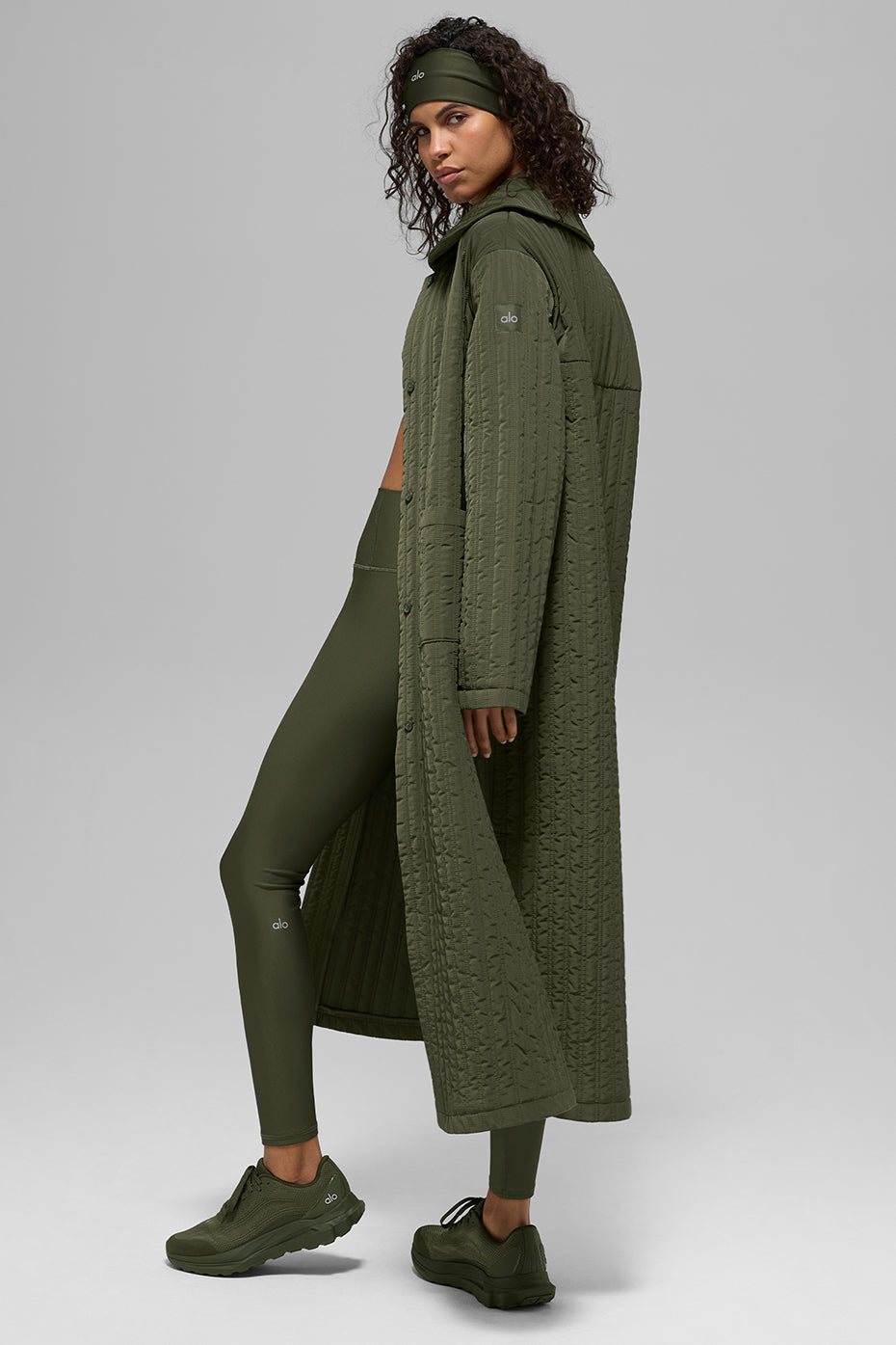 Alo Yoga Quilted Skyline Long Coat - Green Olive - imagen 5