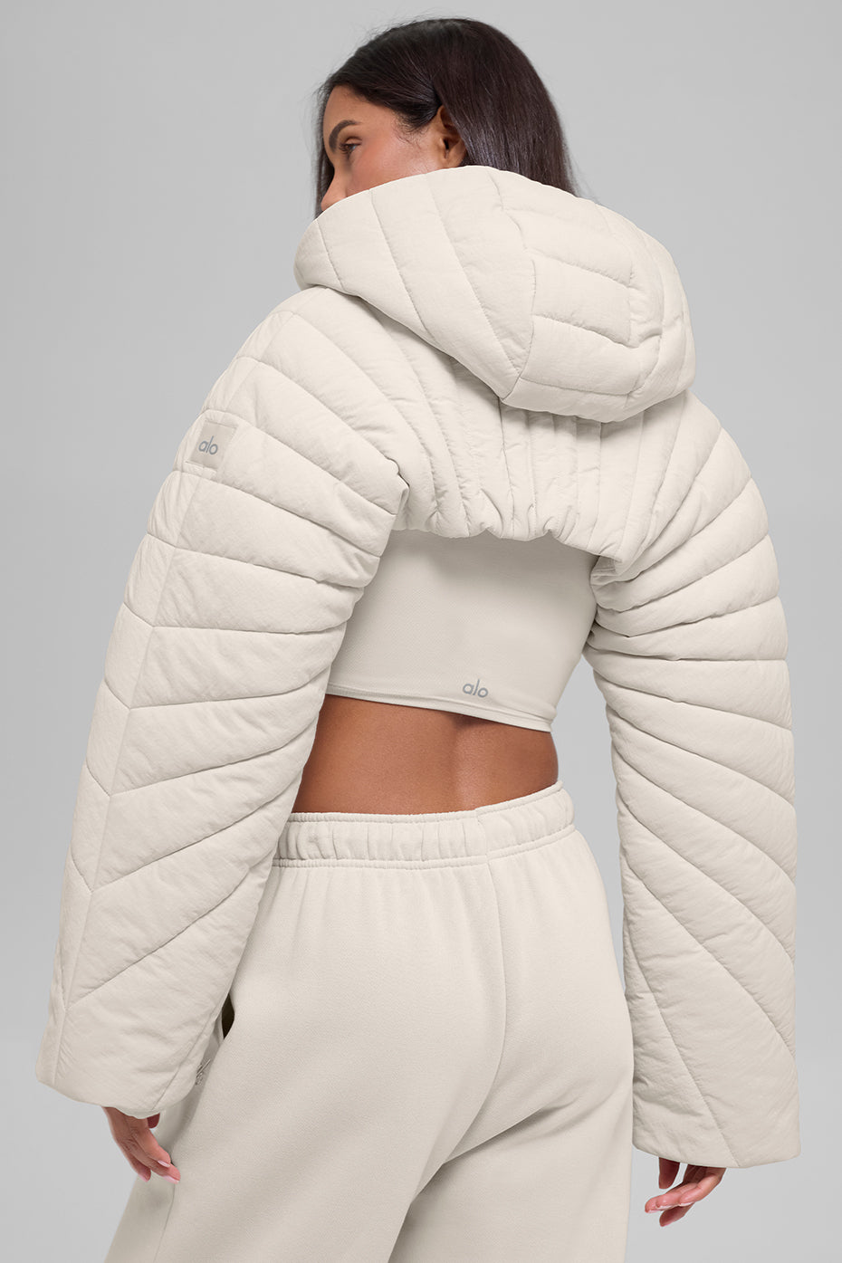 Alo Yoga Quilted Starlight Puffer Shrug - Bone - imagen 4