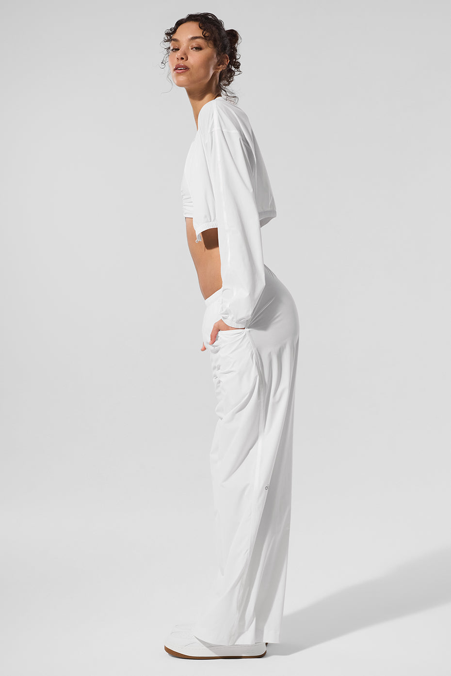 Alo Yoga Cropped Breezy Full-Zip Cover Up - White - imagen 4