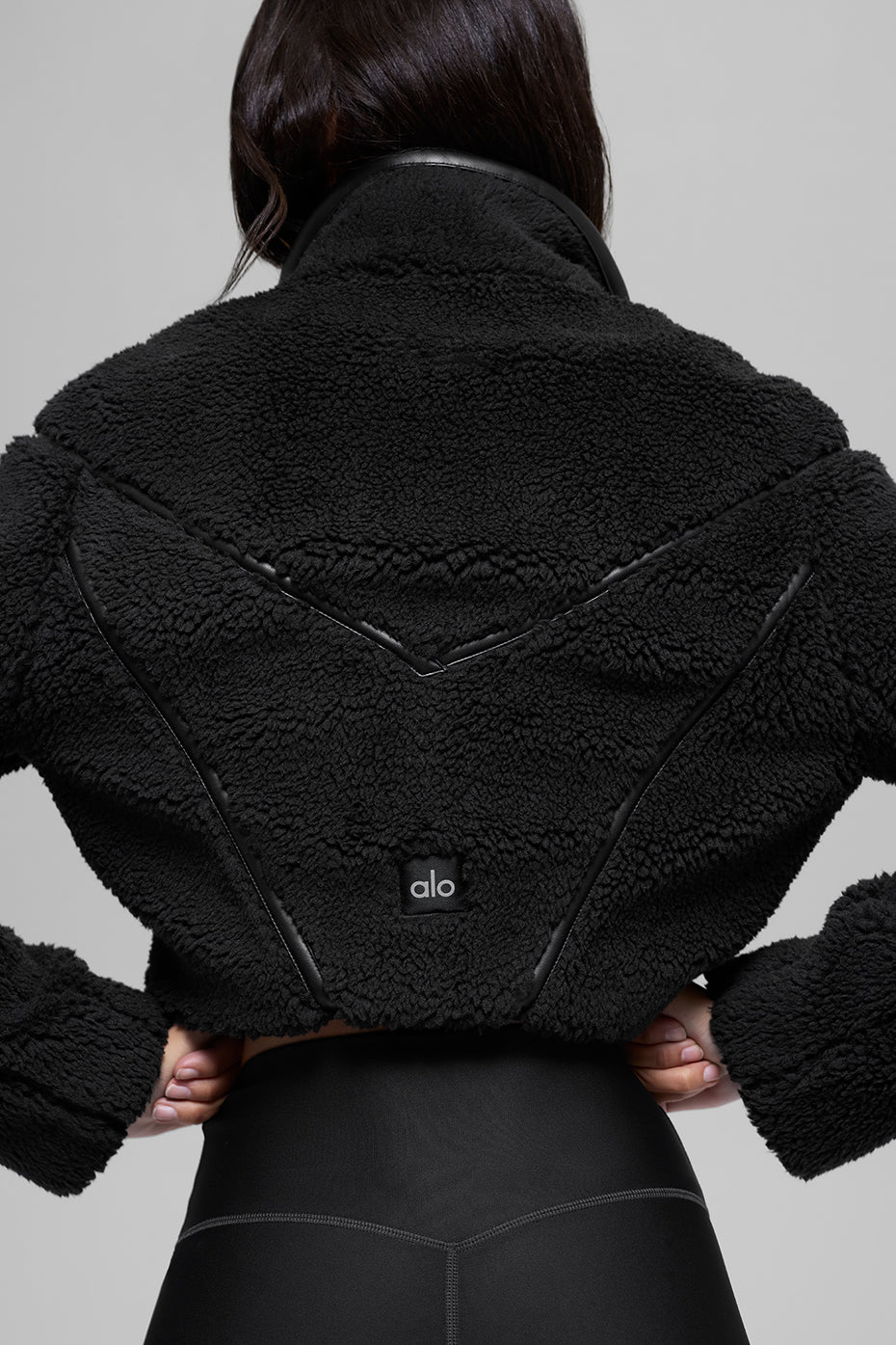 Alo Yoga Sherpa Cropped Slope Side Jacket - Black - imagen 3