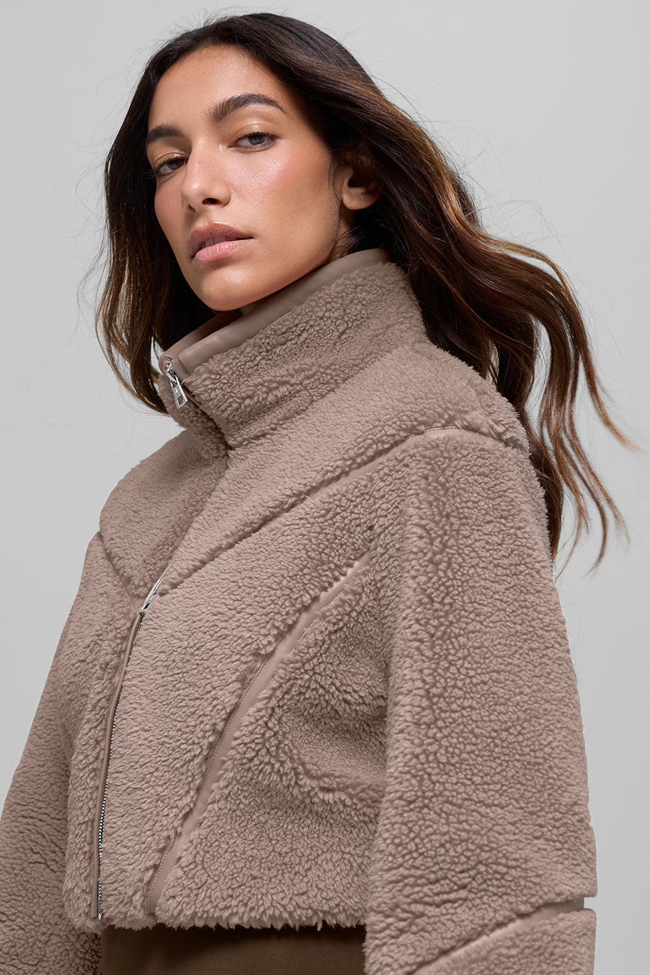 Alo Yoga Sherpa Cropped Slope Side Jacket - Chai Latte - imagen 3