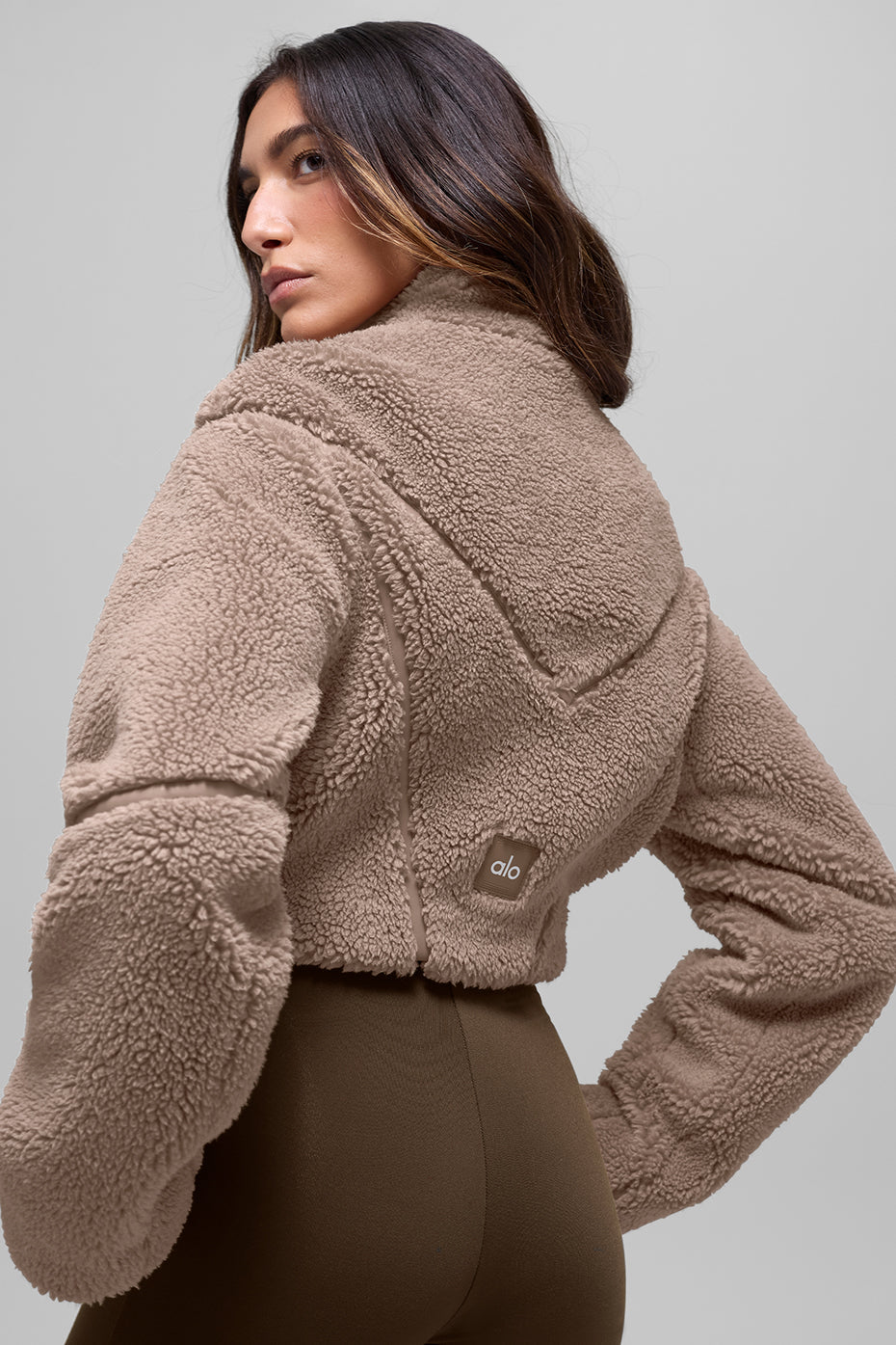 Alo Yoga Sherpa Cropped Slope Side Jacket - Chai Latte - imagen 2
