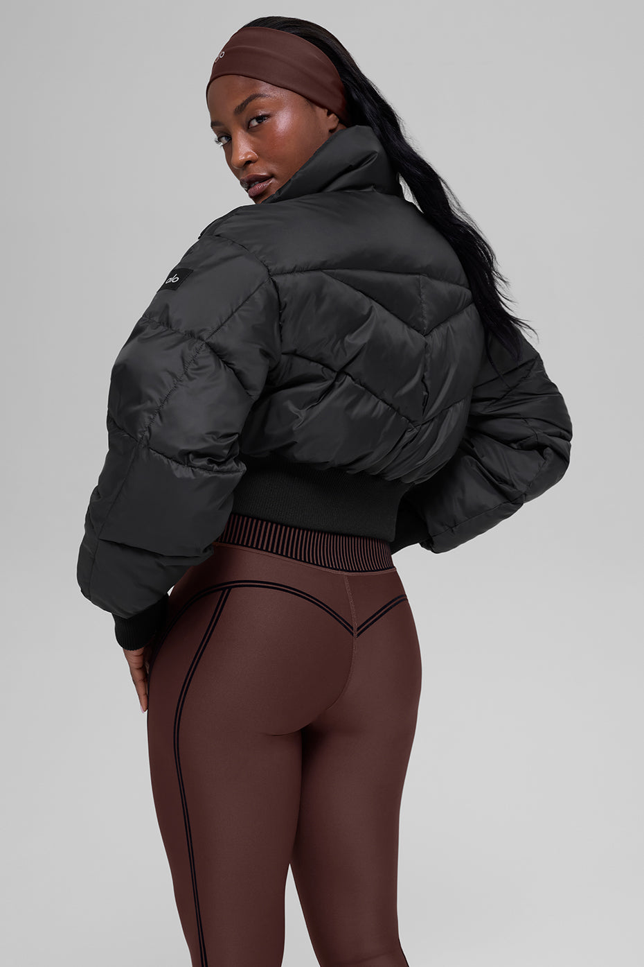 Alo Yoga Cropped Atmosphere Puffer - Black - imagen 4