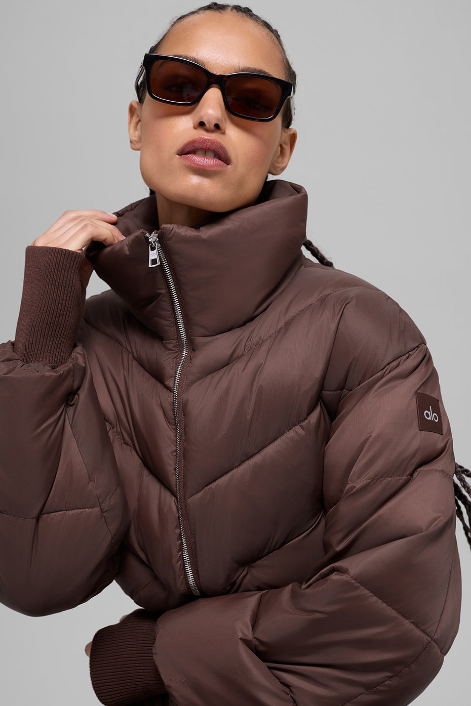 Alo Yoga Cropped Atmosphere Puffer - Brownstone - imagen 3