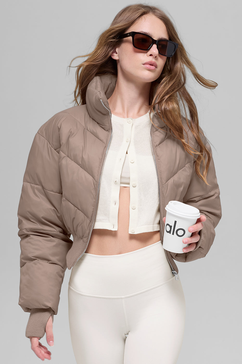 Alo Yoga Cropped Atmosphere Puffer - Chai Latte - imagen 1