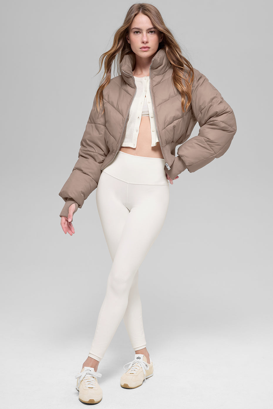 Alo Yoga Cropped Atmosphere Puffer - Chai Latte - imagen 4