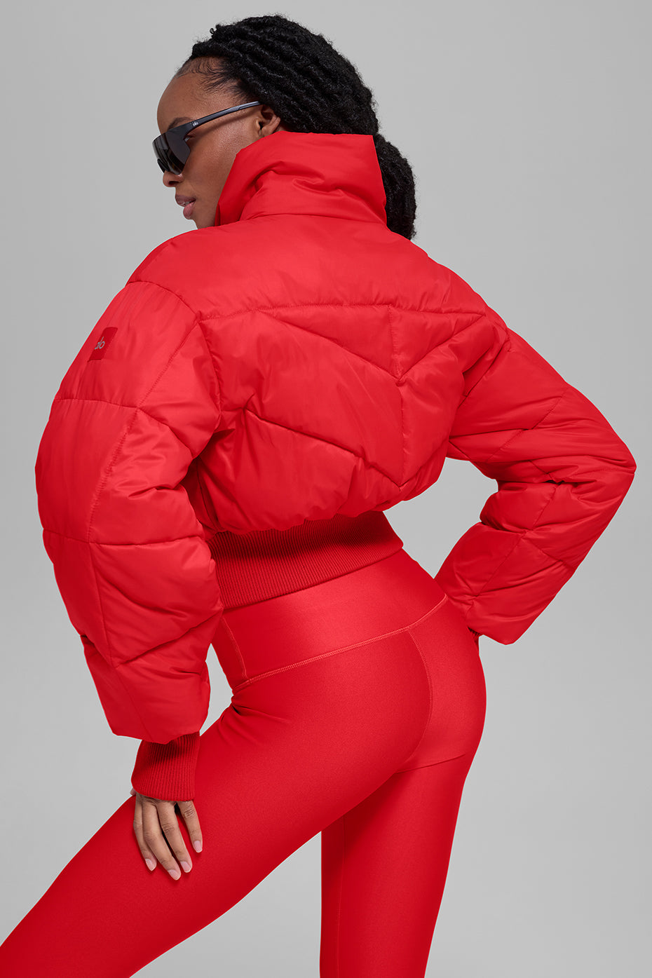 Alo Yoga Cropped Atmosphere Puffer - Bright Red - imagen 3