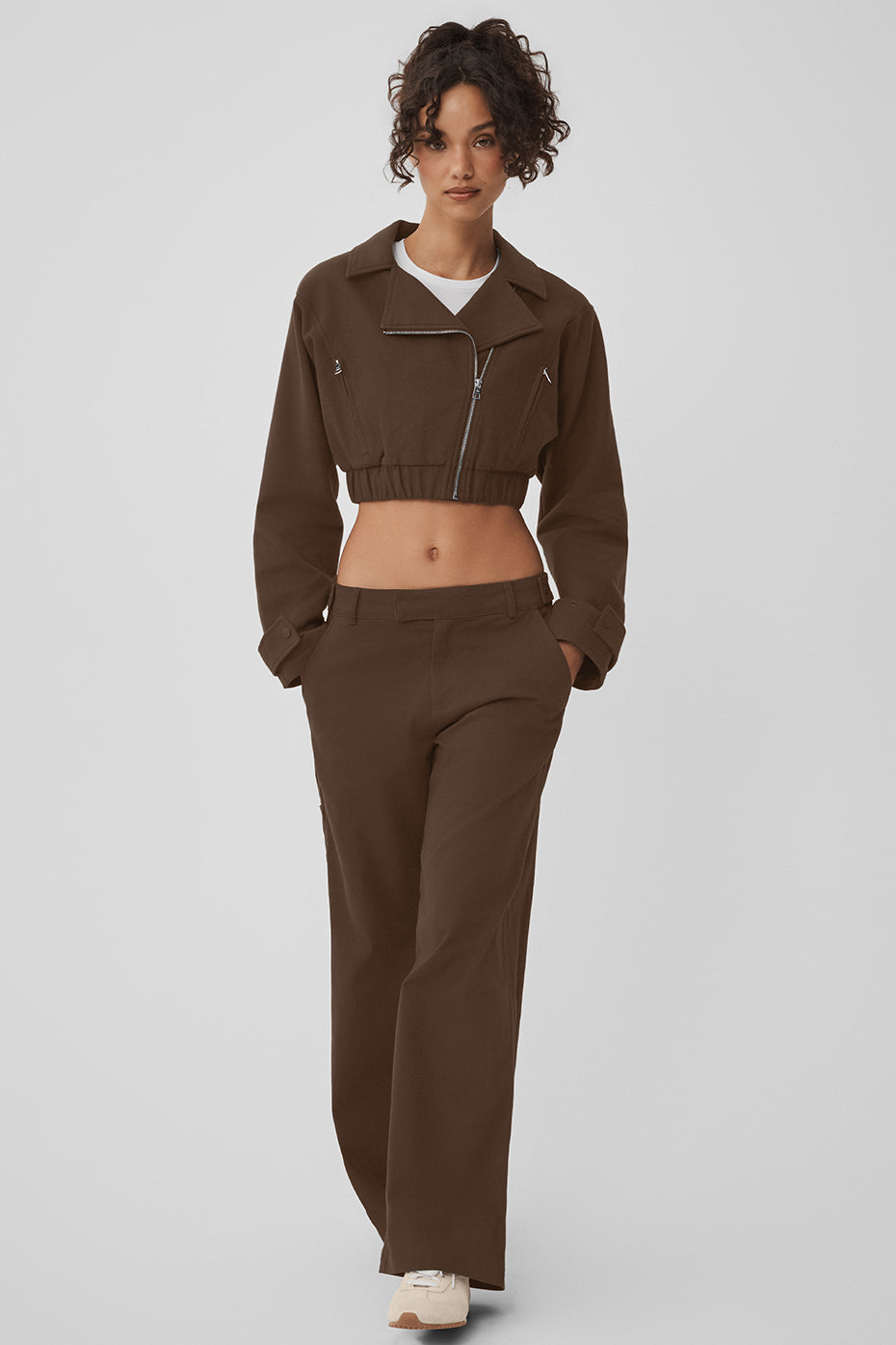 Alo Yoga Cropped Cosmopolitan Jacket - Espresso - imagen 5