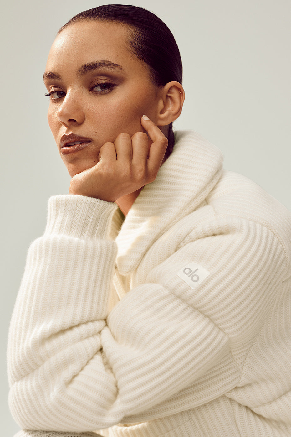 Alo Yoga Cashmere Northstar Sweater Puffer - Ivory - imagen 2