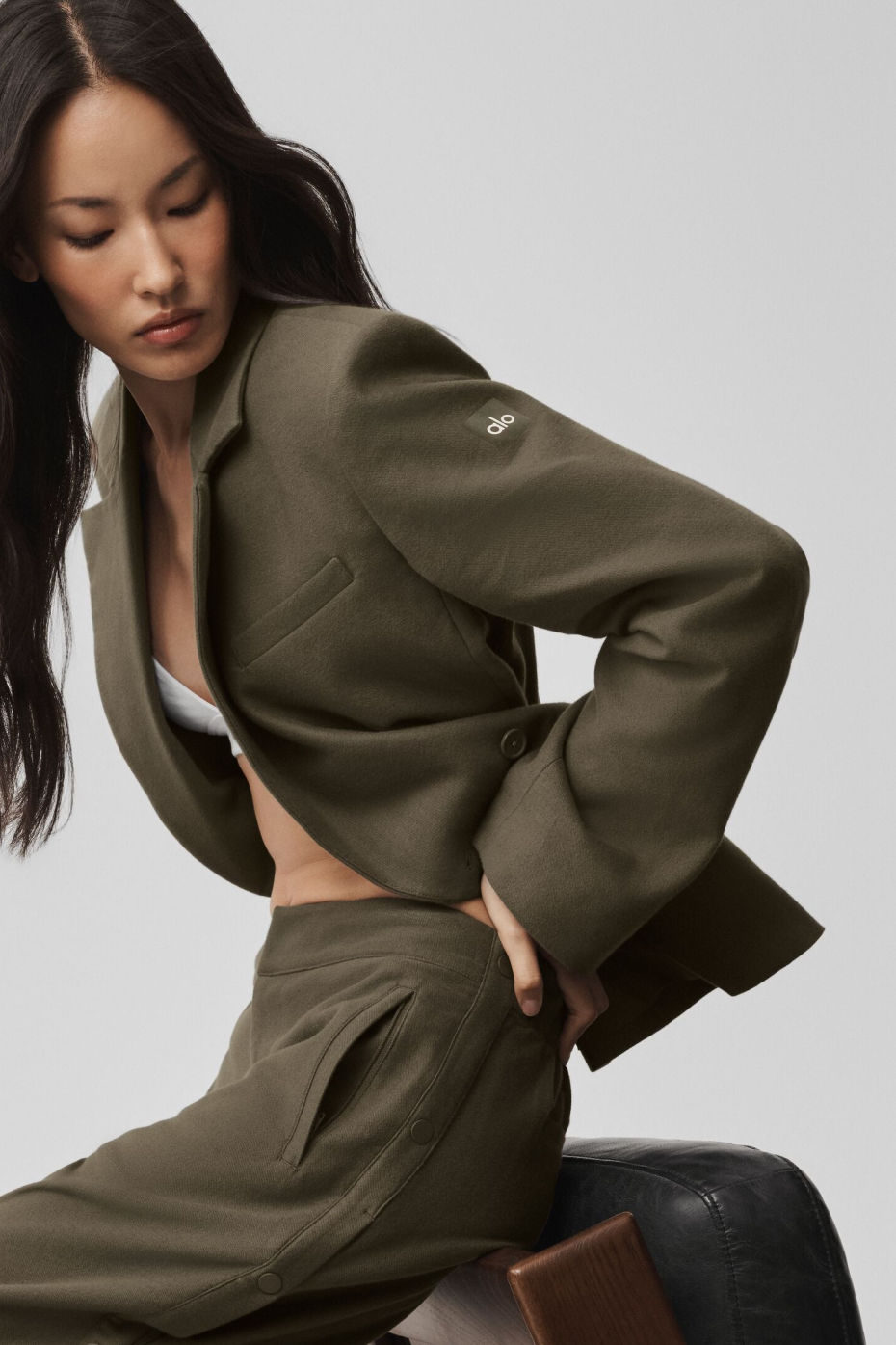 Alo Yoga Cinch Blazer - Olive Tree - imagen 4