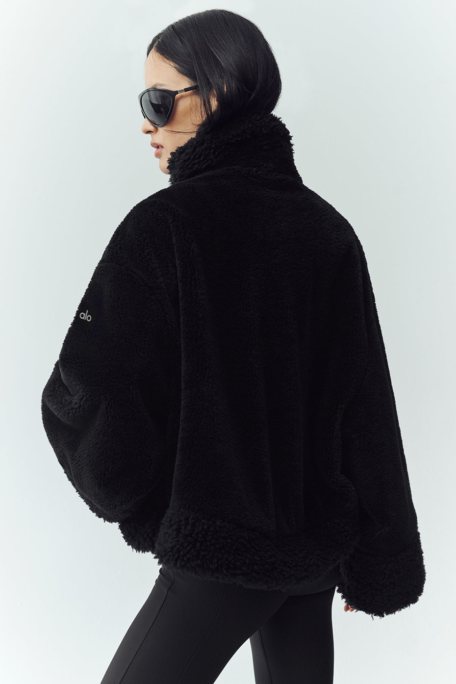 Alo Yoga Sherpa Fireside Bomber - Black - imagen 3