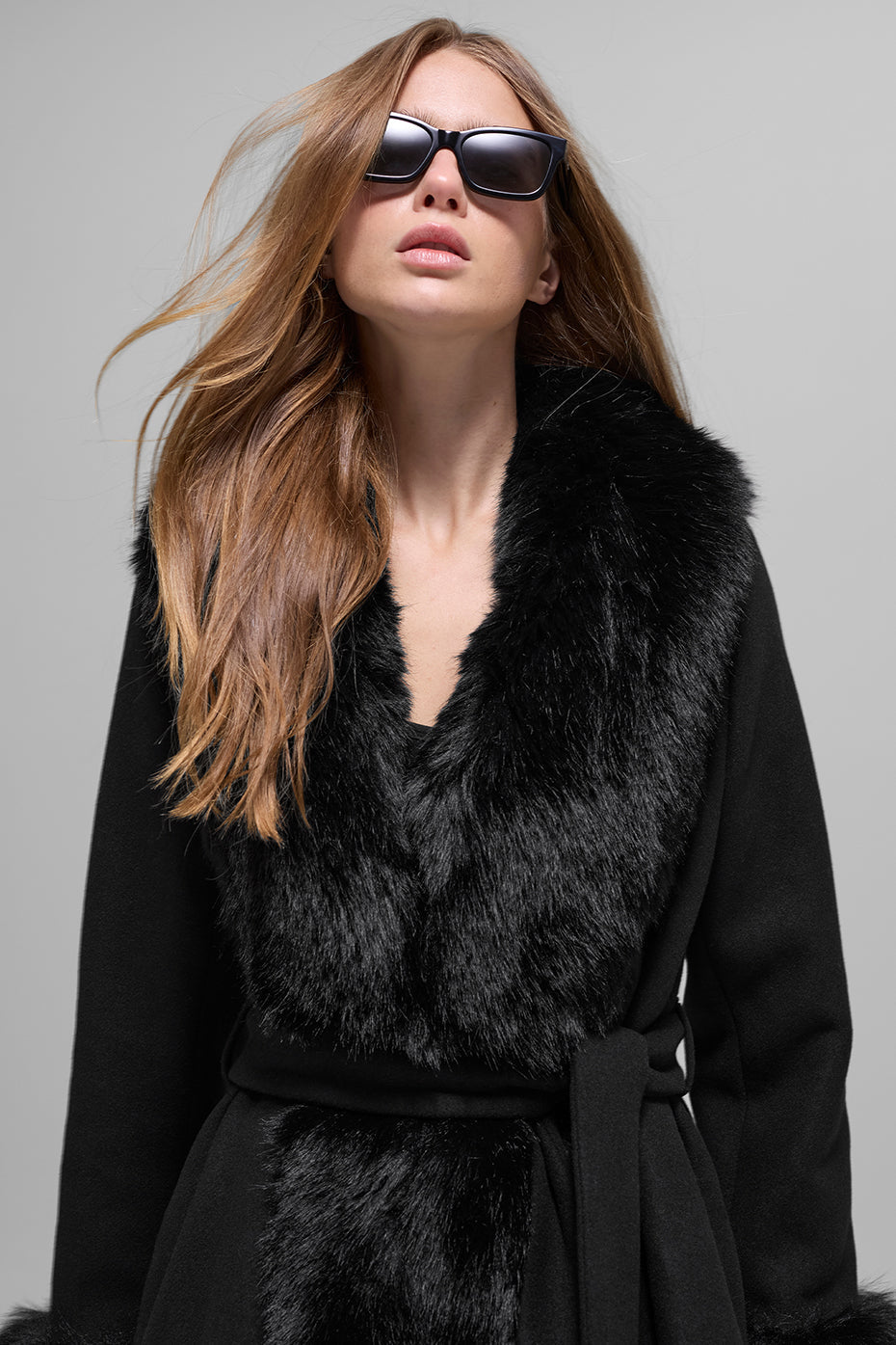 Alo Yoga Faux Fur Trimmed Longline Coat - Black - imagen 3