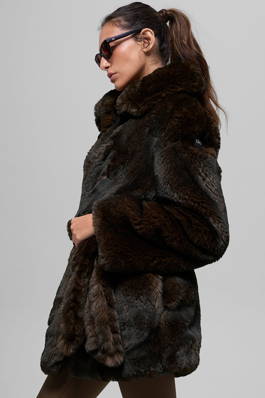 Alo Yoga Faux Fur Starstruck Coat - Midnight Brown/Black - imagen 3