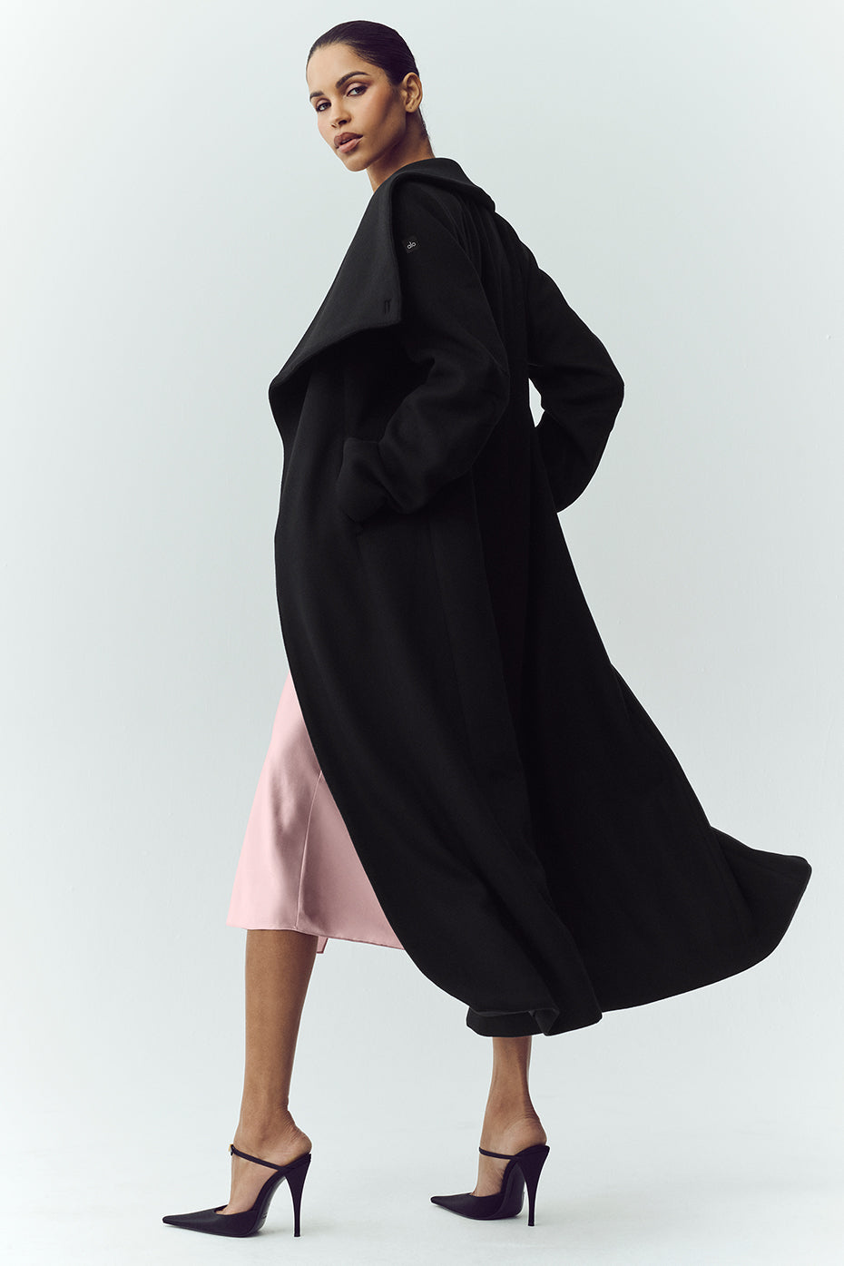 Alo Yoga Wool Blend Nightfall Long Coat - Black - imagen 5