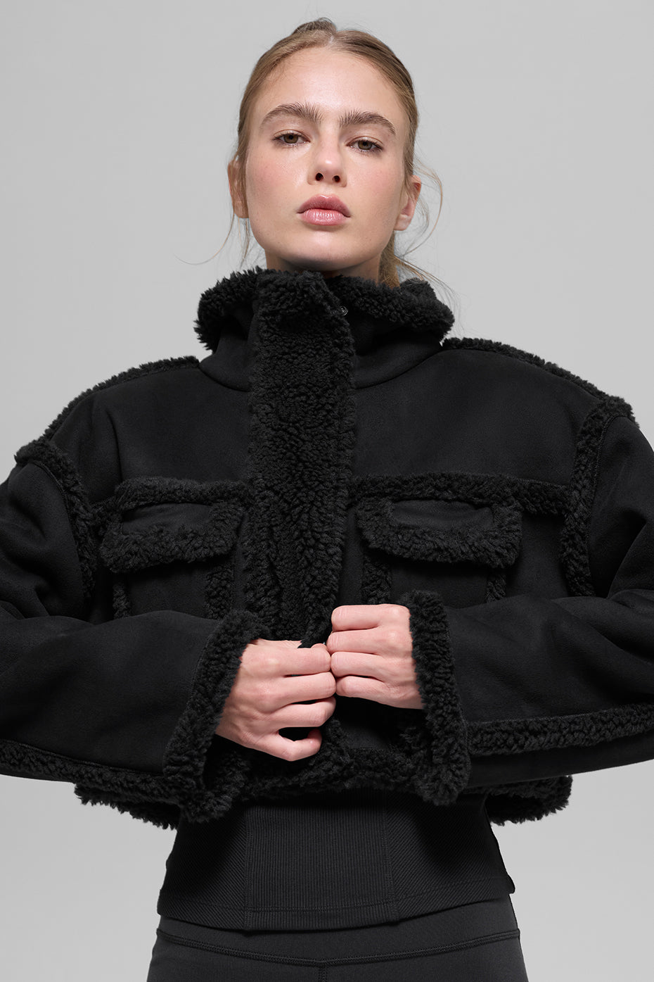 Alo Yoga Faux Shearling Snowfall Cropped Jacket - Black - imagen 1
