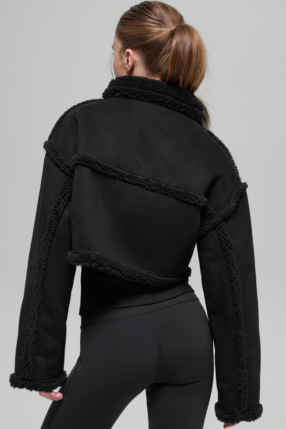 Alo Yoga Faux Shearling Snowfall Cropped Jacket - Black - imagen 3