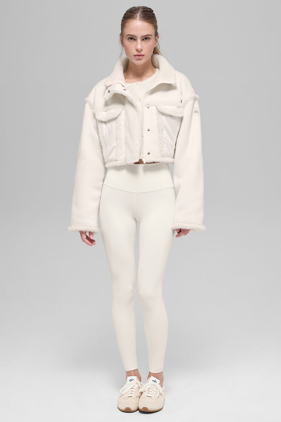 Alo Yoga Faux Shearling Snowfall Cropped Jacket - Ivory - imagen 6