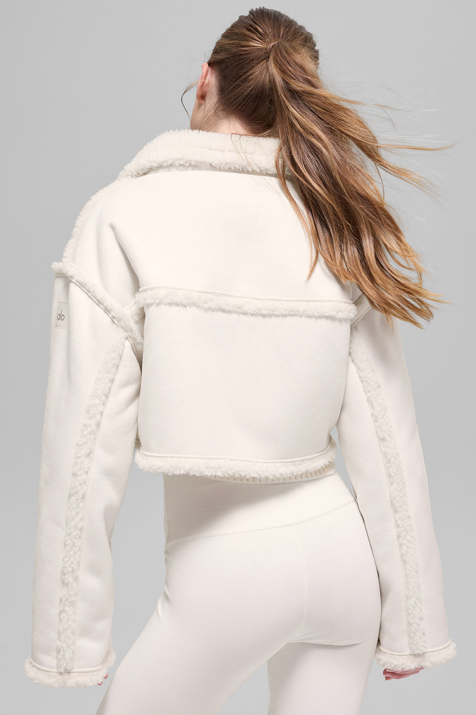Alo Yoga Faux Shearling Snowfall Cropped Jacket - Ivory - imagen 3