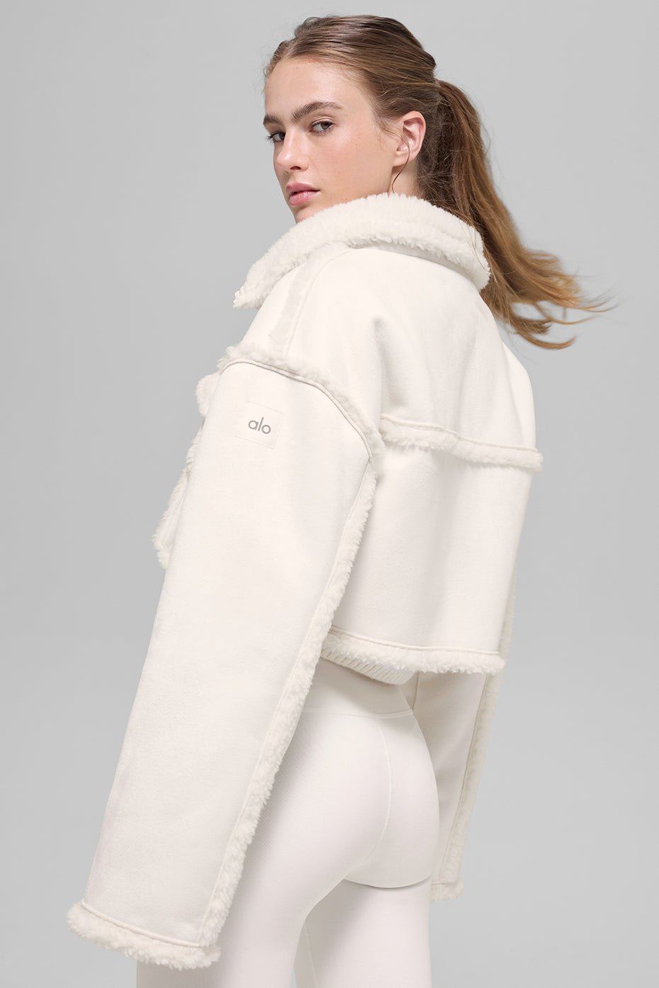 Alo Yoga Faux Shearling Snowfall Cropped Jacket - Ivory - imagen 4