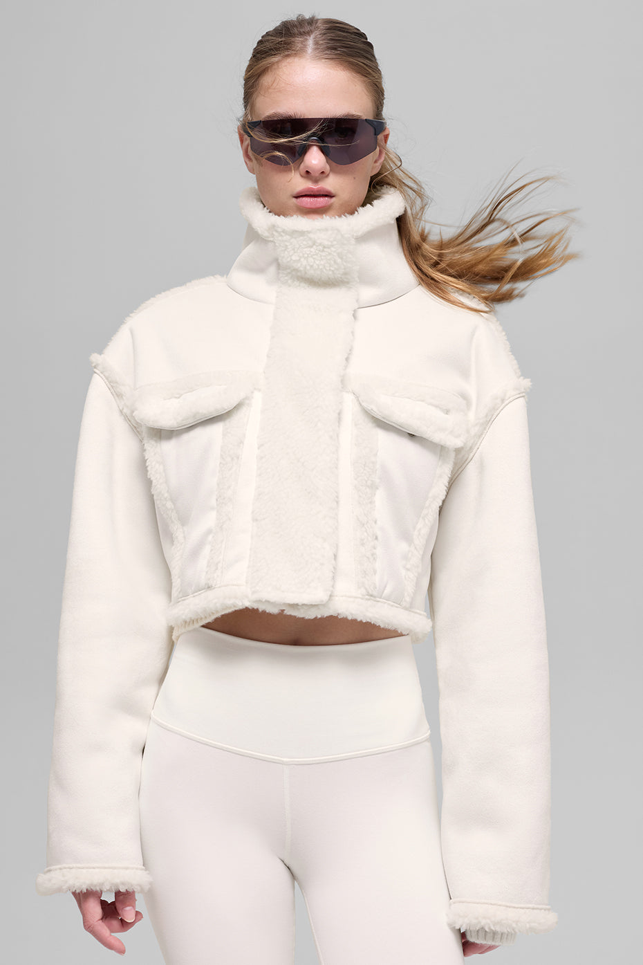Alo Yoga Faux Shearling Snowfall Cropped Jacket - Ivory - imagen 5