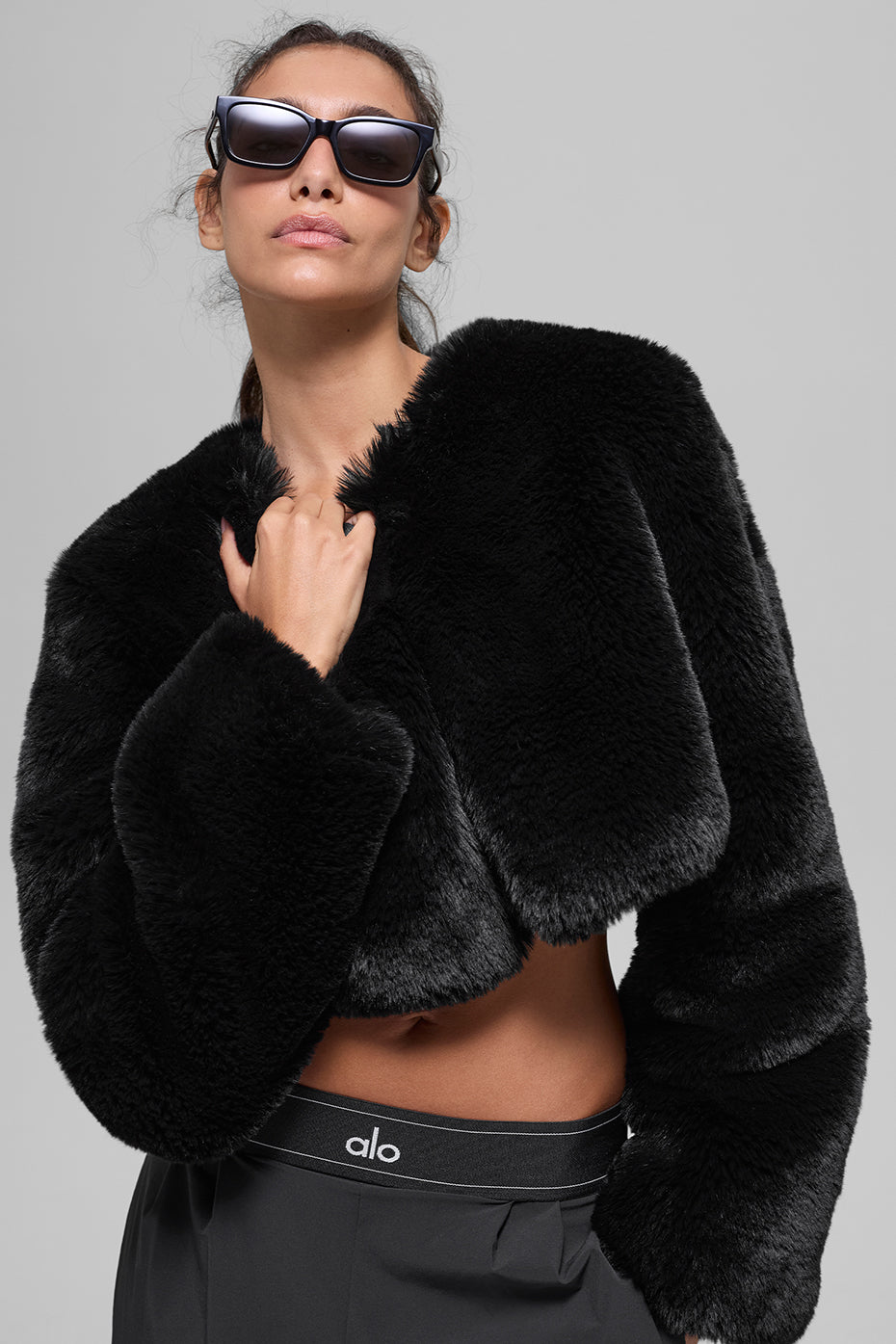 Alo Yoga Faux Fur Chic Cropped Jacket - Black - imagen 1