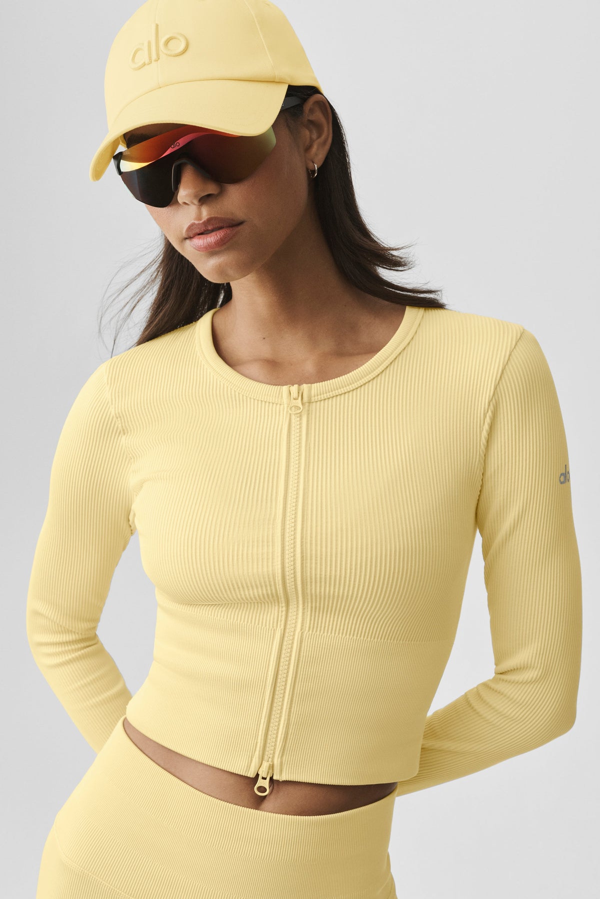 Alo Yoga Seamless Ribbed Favorite Jacket - Warm Butter - imagen 4