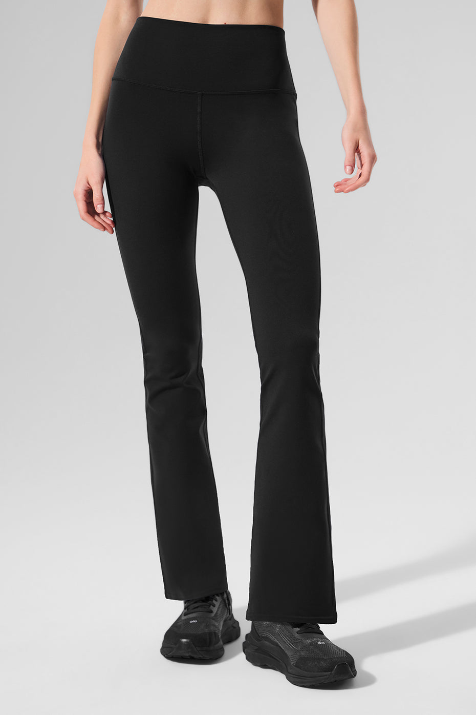 Alo Yoga Airbrush High-Waist Bootcut Legging (Short) - Black - imagen 3