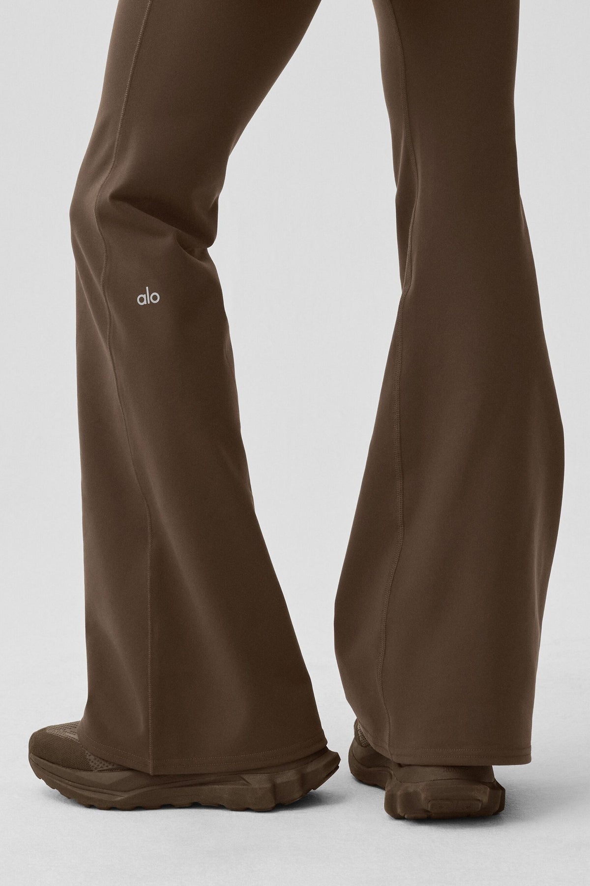 Alo Yoga Airbrush Low-Rise Flare Legging (Regular) - Espresso - imagen 4