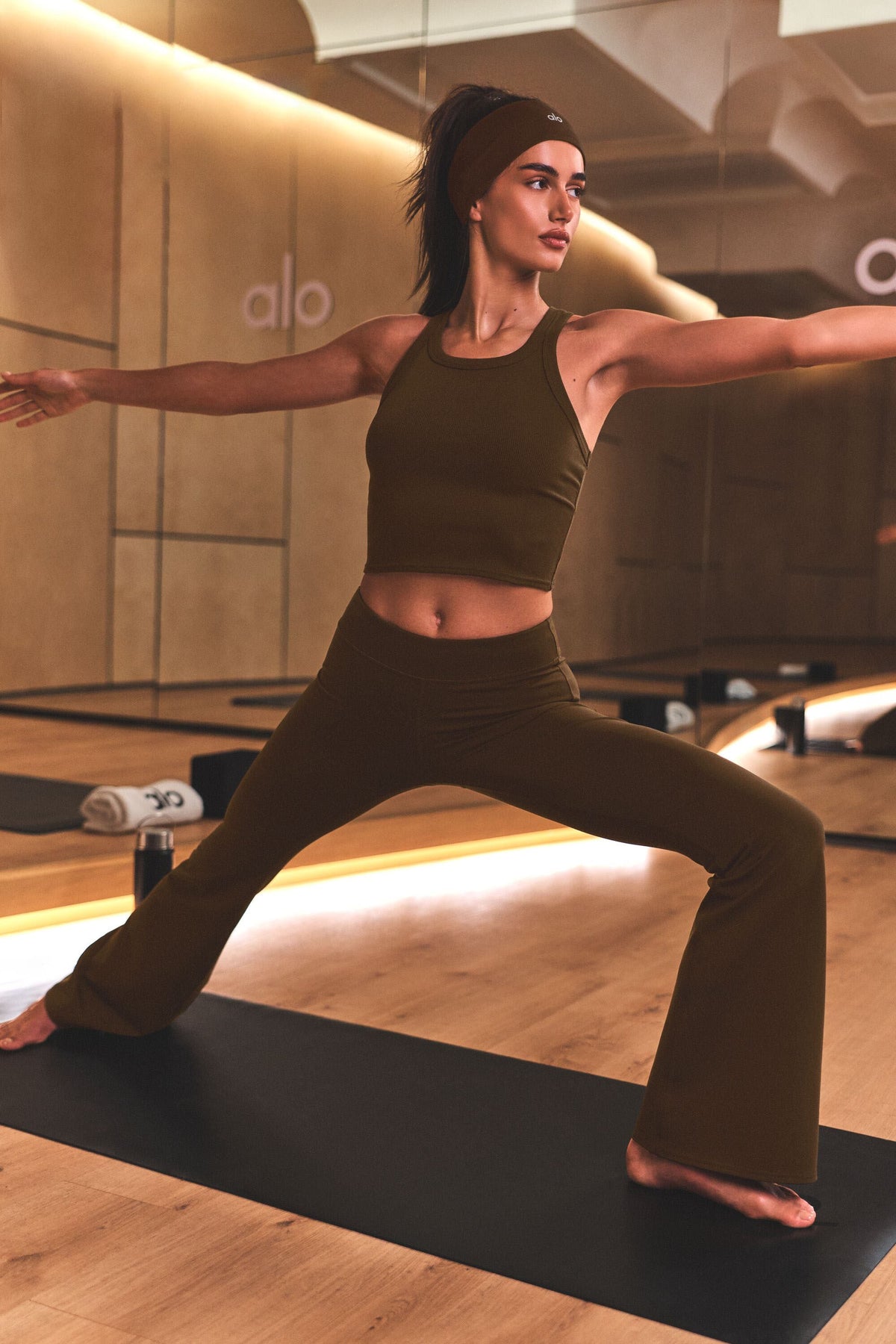Alo Yoga Airbrush Low-Rise Flare Legging (Regular) - Espresso - imagen 1