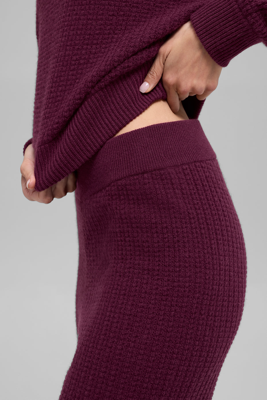 Alo Yoga Cashmere High-Waist Plush Waffle Pant - Burgundy - imagen 3
