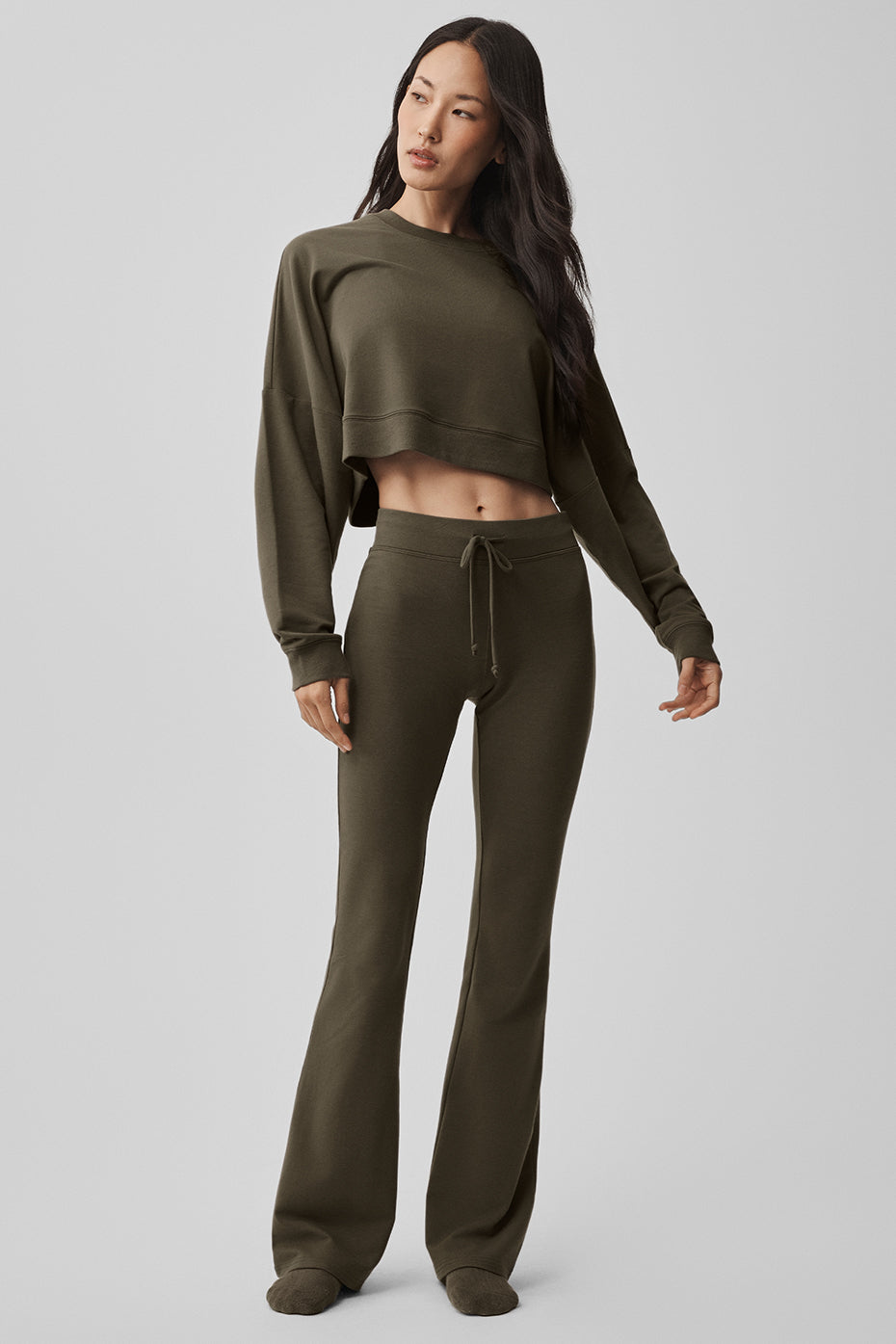 Alo Yoga Sway Bootcut Sweatpant - Olive Tree - imagen 6