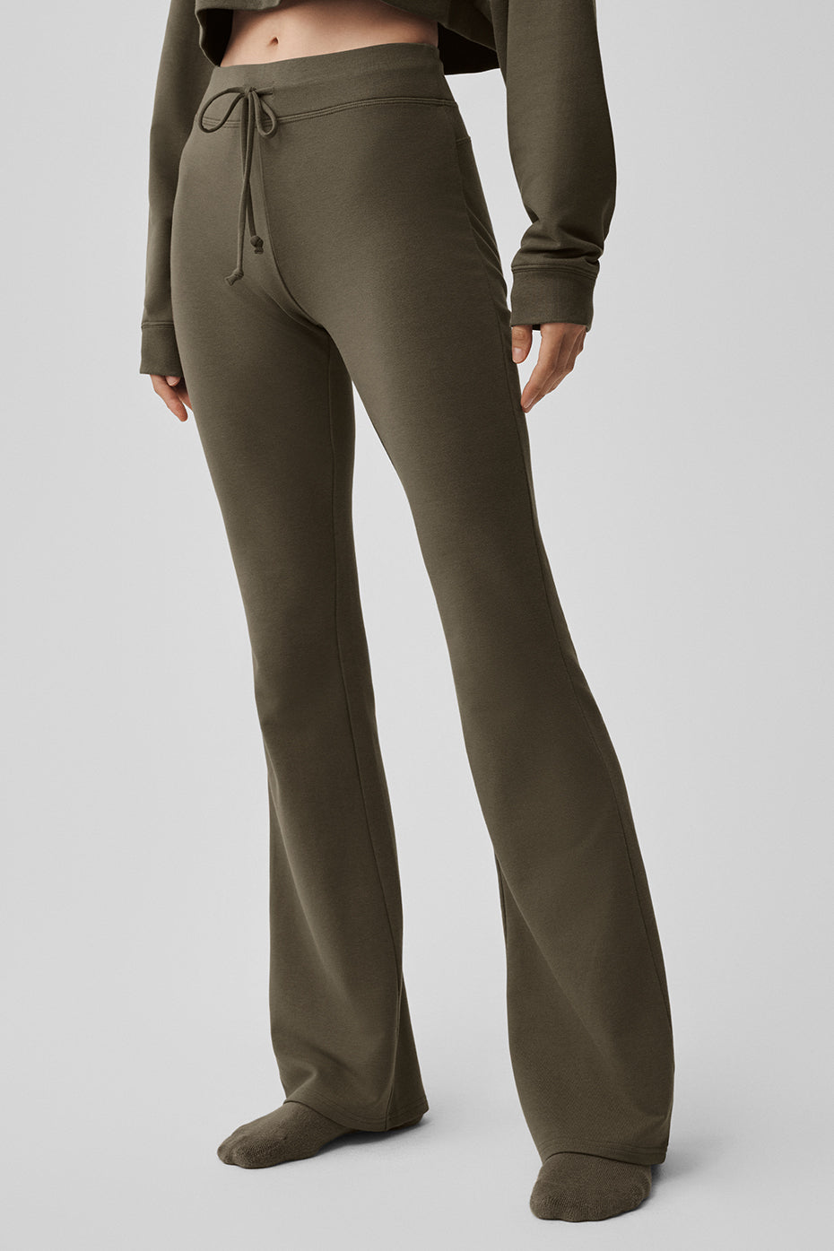 Alo Yoga Sway Bootcut Sweatpant - Olive Tree - imagen 3