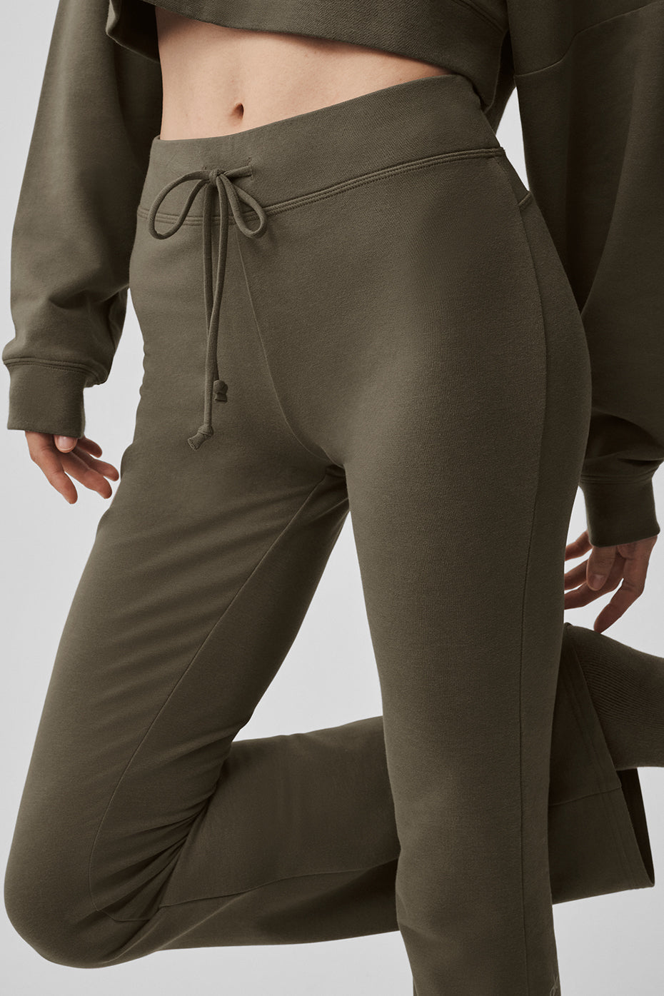Alo Yoga Sway Bootcut Sweatpant - Olive Tree - imagen 4