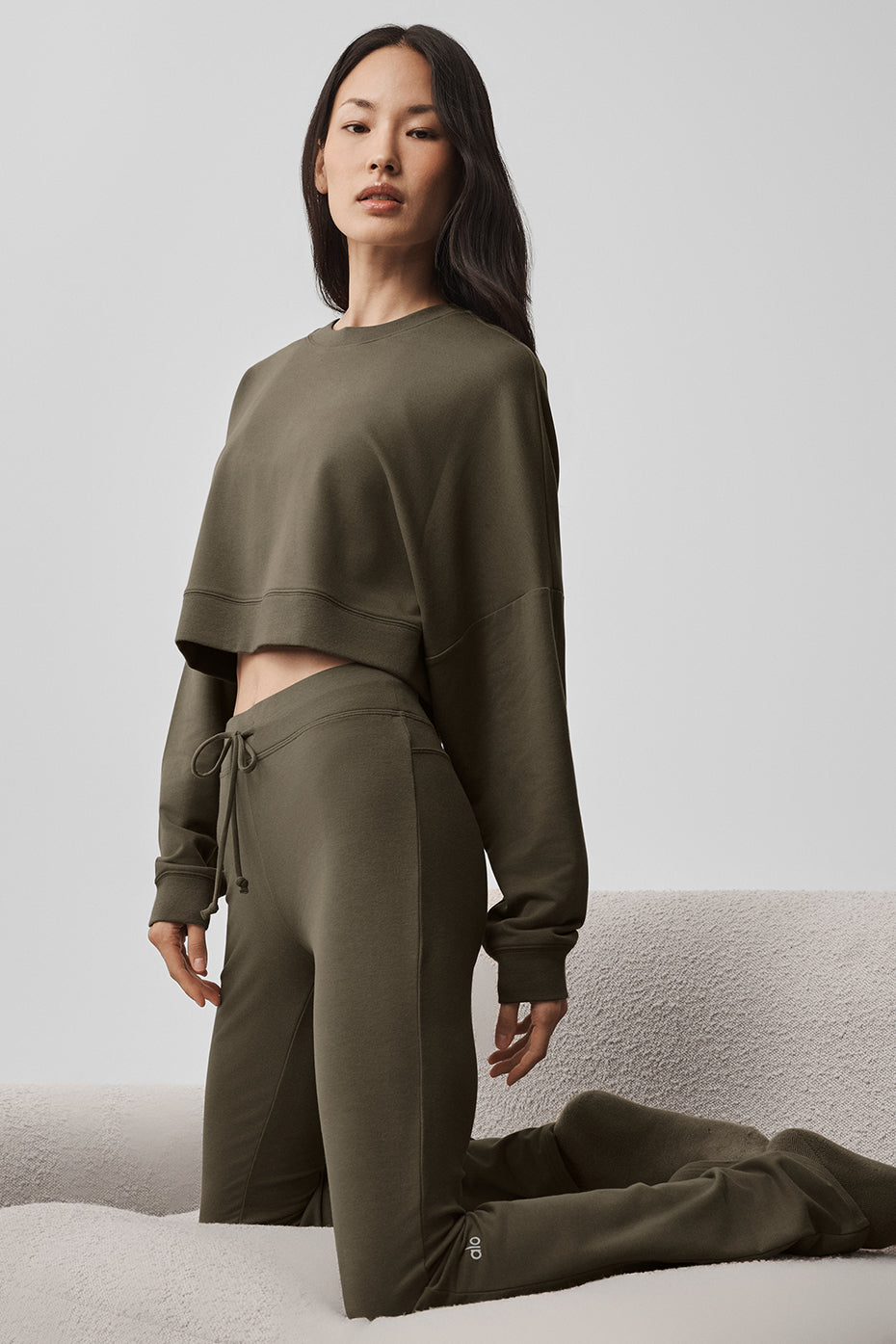 Alo Yoga Sway Bootcut Sweatpant - Olive Tree - imagen 5