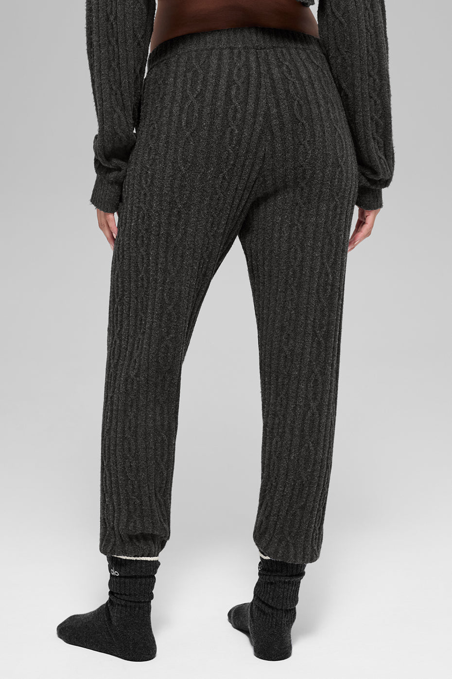 Alo Yoga Cable Knit Winter Bliss Pant - Dark Heather Grey - imagen 4